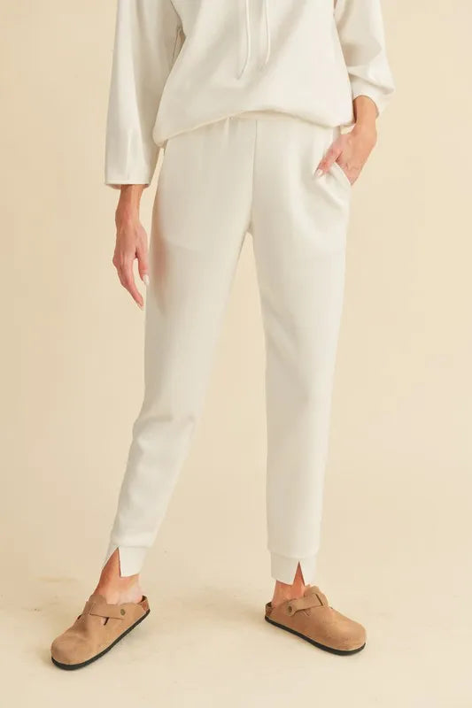 Aemi + Co Cream Elastic-Waist Joggers