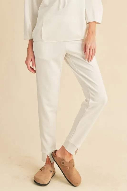 Aemi + Co Cream Elastic-Waist Joggers