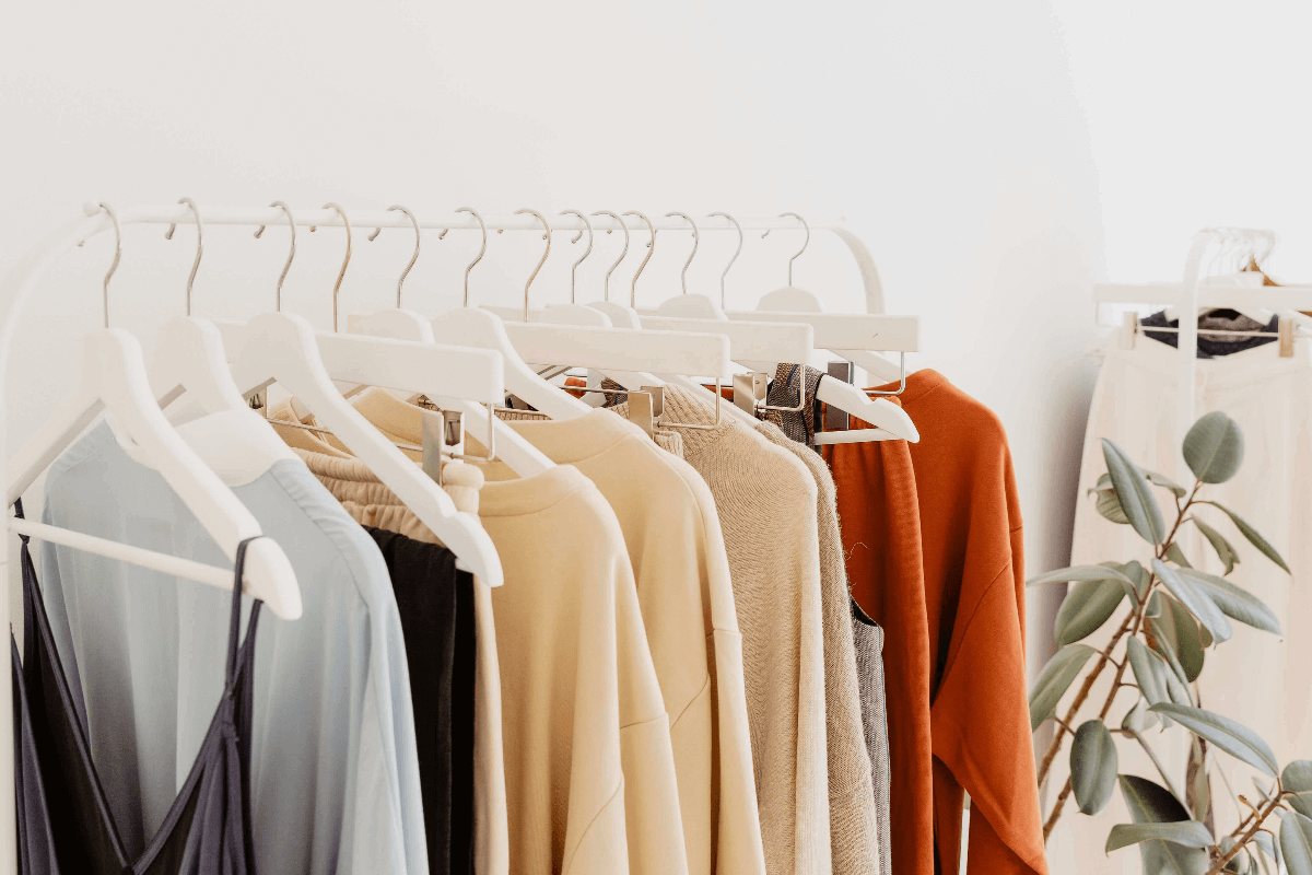 minimalist-retail-clothing-rack